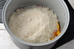 Порезать персики средними дольками, а косточки удалить. Выложить подготовленные персики в чашу мультиварки. Добавить к персикам сахар (700 г) и лимонную кислоту (0,1 ч. л.).