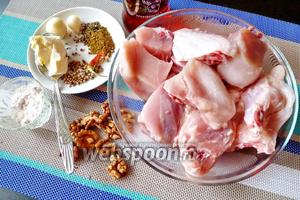Для сациви нам понадобится курица (я взяла половину тушки), грецкие орехи, мука, сливочное масло, чеснок, чили, уцхо-сунели, сухая аджика, гвоздика, лавровый лист, сухой кориандр, винный уксус, гвоздика (1 бутон).