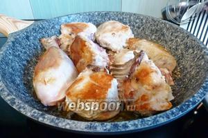 Курицу нарезать кусками и обжарить на раскалённой сковороде до золотистого цвета.