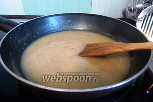 С готовой курицы слить бульон и процедить его. Добавить его в сковороду, к обжаренной муке. Интенсивно размешивать венчиком, чтобы не было комочков. Доведём до кипения и проварим 1 минутку.
