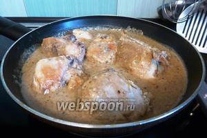 Выложим в сациви кусочки курицы, полностью погрузив их в этот соус. Сациви из курицы готов. Есть блюдо можно тогда, когда оно полностью остынет и соус пропитает курицу. Но, скажу по секрету, я её продегустировала и горячей! Вкусно!