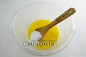 Добавить сахар (50 г), соль (1 щепотку), ванильный сахар (10 г). Понемногу добавить муки (5-6 ст. л. = 180 г). Перемешать.