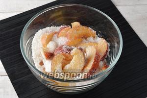 Засыпать нектарины сахаром (500 г) и аккуратно стряхнуть посуду для того, чтобы сахар равномерно распределился между дольками.