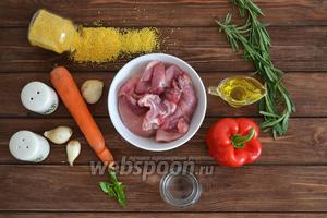 Подготавливаем все необходимые ингредиенты: кукурузную крупу, свиную мякоть, болгарский сладкий перец, лук, морковь, веточку розмарина и базилика, воду, подсолнечное масло, соль и прованские травы.