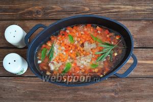 По вкусу добавляем соль, прованские травы, веточки розмарина и листики базилика. Вливаем воду (3 стакана) и ставим на огонь.