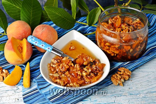 Фото Варенье из персиков с грецкими орехами