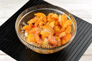 Нарезать персики (350 г) и абрикосы (350 г) средними кусочками, удалив косточки. Засыпать сахаром (700 г), перемешать и оставить на 2-3 часа, чтобы плоды пустили сок.