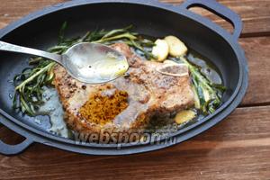 Горячим маслом, со сковороды, всё время поливать мясо сверху. Через 1 минуту перевернуть обратно и тоже поливать. Проделываем эту операцию 4-5 раз.