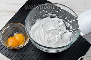Отделить белки от желтков (2 штуки). Для приготовления безе нам понадобятся только белки. Взбить белки на максимальной скорости до плотной белой пены.