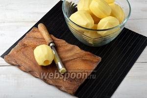Картофель (600 г) очистить, промыть. С помощью специального приспособления вынуть у картофеля серединку. Также серединку можно вырезать с помощью небольшого ножа.