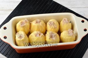 Форму для запекания, с высокими бортиками, смазать небольшим количеством сливочного масла (1 ст. л.). В форму, отверстиями вверх, выложить картофель. Нафаршировать картофель подготовленным фаршем.
