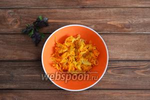 Лук (1 шт.) и морковь (1 шт.) очистить, помыть. Лук нарезать тонкими полукольцами, а морковь натереть на крупной тёрке. На горячей сковороде с подсолнечным маслом (30 мл) обжарить овощи до мягкости. Во время жарки посолить (1 щепотка) и добавить 1 щепотку прованских трав.