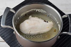 Куриное филе (350 г) отварить в подсоленной воде до готовности, вместе с чёрным перцем горошком (3 шт.) и лавровым листом (1 шт.). Охладить филе в отваре.