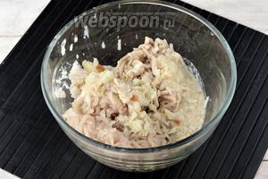 Пропустить через мясорубку филе щуки (3 раза), отжатый от молока хлеб, сало (100 г), очищенный лук (80 г).