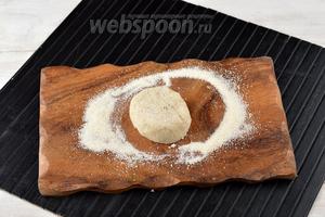 На доске с манной крупой (7 ст. л.) сформировать котлеты, хорошо запанировав их в манке со всех сторон.