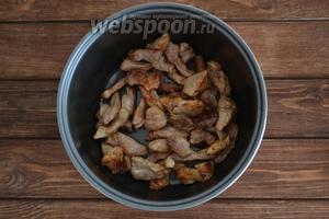 Мясо (700 г) нарезать небольшими кусочками и выложить в чашу мультиварки, посолить (1 ст. л.), поперчить (1 ч. л.) и обжарить до румяного цвета на функции «Жарка». Вынуть мясо.