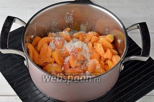 Засыпать абрикосы сахаром (800 г). Стряхнуть посуду, чтобы сахар распределился равномерно. Оставить на 1 час.