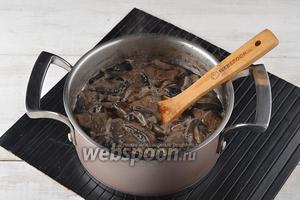 Грибы (300 г) очистить, порезать и отварить до готовности. Откинуть на дуршлаг, дать хорошо стечь отвару.