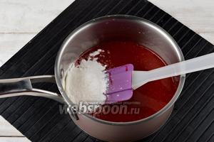 Если нам надо приготовить кули как прослойку для торта, то необходимо поместить клубничную массу в толстостенный сотейник, добавить кукурузный крахмал (12 г), хорошо перемешать и довести на небольшом огне до кипения, постоянно помешивая.