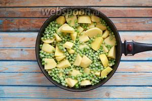 Картофель (300 г) очистить, нарезать крупными кусочками. Выложить в сковороду или другую жаропрочную форму для запекания. Выложить замороженный зелёный горошек (100 г, можно и свежий). Посолить и поперчить по вкусу.