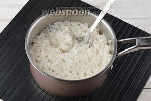 Рис (0,25 стакана) перебрать и промыть. Сварить густую рисовую кашу на воде (0,5 стакана) и молоке (0,5 стакана), с добавлением соли (0,5 ч. л.) и сахара (1 ч. л.). Охладить. Также можно воспользоваться густой рисовой кашей, которая осталась от предыдущего приёма пищи.