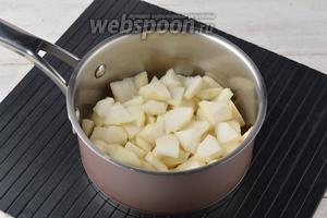 Груши (400 г) очистить от кожуры, удалить сердцевину. Порезать мякоть небольшими кусочками и сложить в кастрюлю.