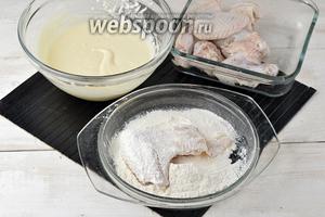Крылышки посыпать солью (0,25 ч. л.), чёрным молотым перцем (0,1 ч. л.). Запанировать каждое крылышко в муке, а затем обмакнуть в кляр.