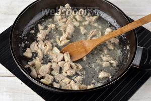 Окорочок (400 г) вымыть и обсушить. Срезать из окорочка мясо, порезать небольшими кусочками и обжарить на подсолнечном масле (3 ст. л.) 3-4 минуты.