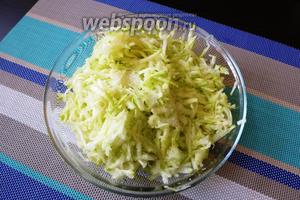 Кабачок (1 шт.) натрём на тёрке, посолим по вкусу и оставим на 10 минут. Выделится сок, его нужно слить и немного отжать кабачковую массу.