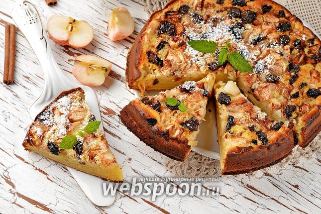 Фото Шарлотка с яблоками и изюмом