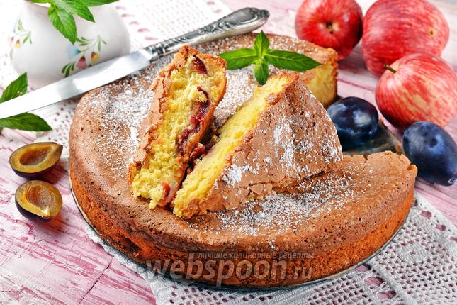 Фото Шарлотка с яблоками и сливами