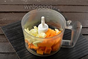 Кабачок (150 г) и тыкву (400 г) очистить от кожуры и семечек, нарезать небольшими кусочками и сложить в чаше кухонного комбайна (насадка «металлический нож»).