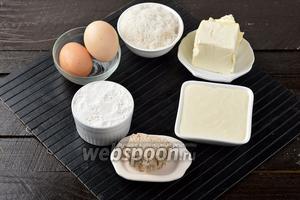 Для работы нам понадобится пшеничная мука, яйца, сметана, сливочное масло, живые дрожжи, сахар.