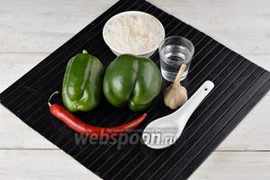 Для работы нам понадобится зелёный сладкий перец, острый перец, чеснок, сахар, соль, столовый уксус.