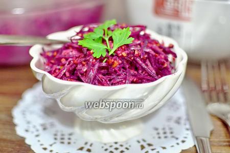 Фото рецепта Салат из сырой свёклы с чесноком и майонезом
