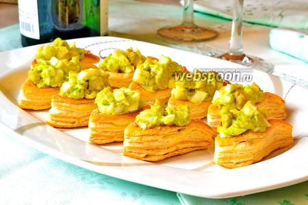 Фото рецепта Тарталетки с печенью трески и луком