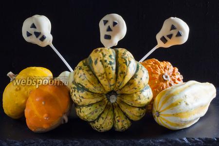 Фото рецепта Кейкпопсы на Хэллоуин «Черепа»