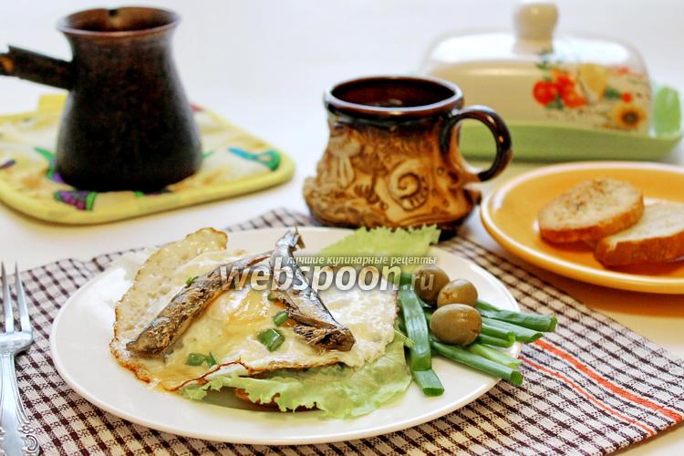 Фото Горячий бутерброд с глазуньей и шпротами