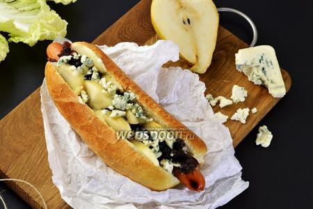 Фото рецепта Хот-дог с луковым джемом и голубым сыром