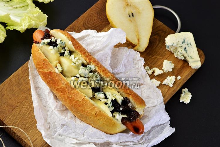 Фото Хот-дог с луковым джемом и голубым сыром