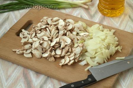 Пока варится филе, нарезать шампиньоны удобным для себя способом: пластинками или кусочками, лук — полукольцами.