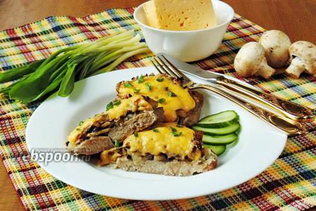 Фото рецепта Свиные отбивные с сыром и грибами