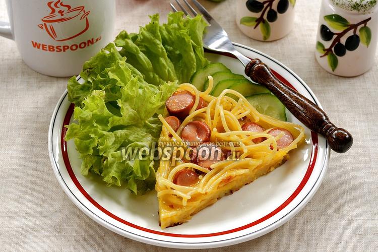 Фото Запеканка из макарон с сосисками на сковороде