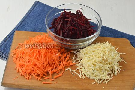 Морковь (1 шт.), сельдерей (0,5 шт.) и свёклу (1 шт.) очистить и натереть каждый овощ на тёрке для овощей по-корейски.