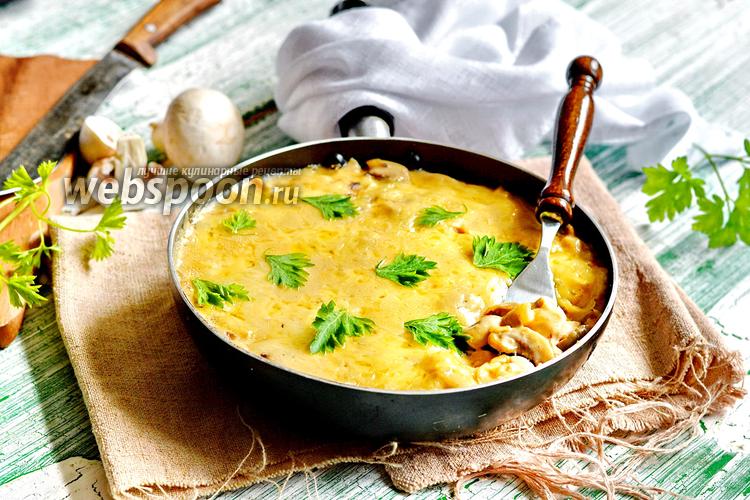 Рецепт жульена с курицей и грибами на сковороде со сливками и сыром