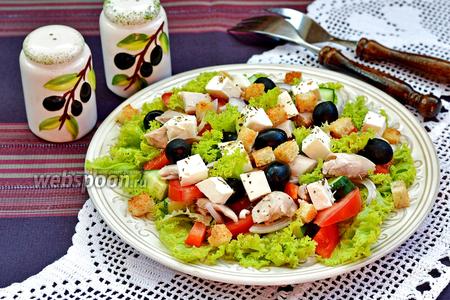 Фото рецепта Греческий салат с курицей и сухариками