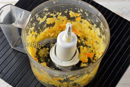 1 половину апельсина ошпарить кипятком и измельчить в кухонном комбайне или пропустить через мясорубку.