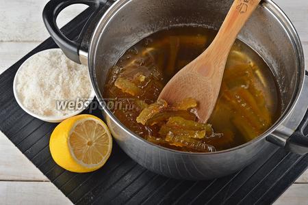 Затем добавить остальной сахар (300 г), лимонный сок из 1/2 лимона (можно и лимонную цедру). Довести до кипения и готовить 5 минут.