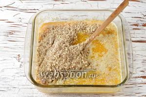 Добавить измельчённые грецкие орехи (150 г), растопленное и охлаждённое сливочное масло (95 г). Перемешать.