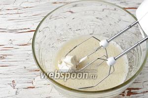 По кусочкам добавлять мягкое сливочное масло (100 г) и по 1 столовой ложке сметану (3 ст. л.), постоянно взбивая.